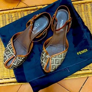 LAST CHANCE Fendi logo leather trim sandals